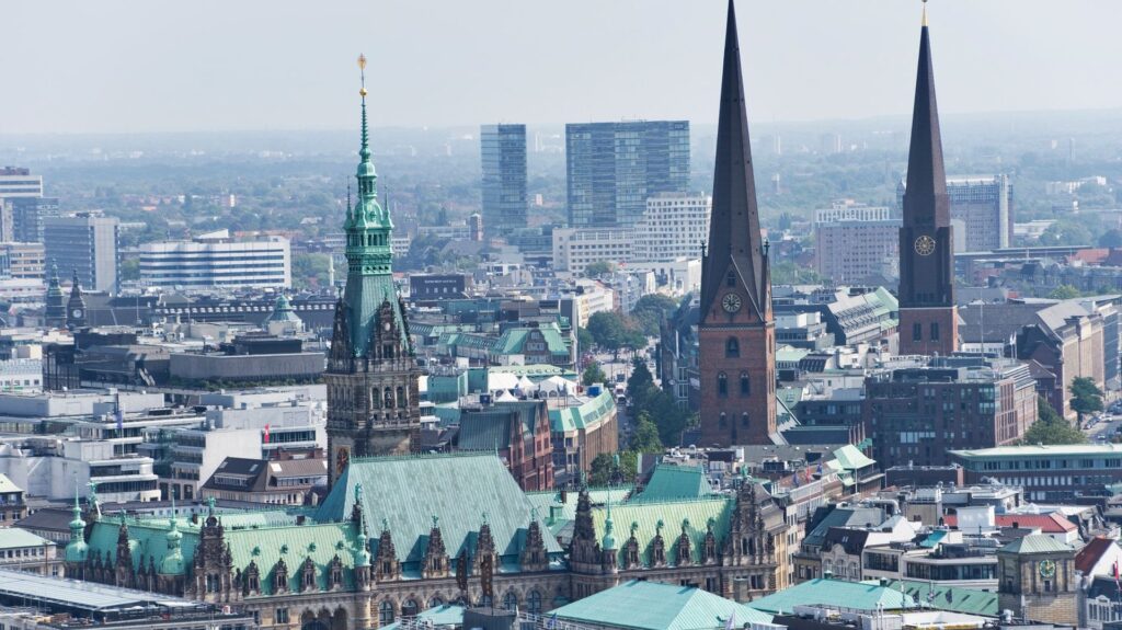 Hamburger Veranstaltungsorte für große Events: Welche Location eignet sich für 500+ Gäste?