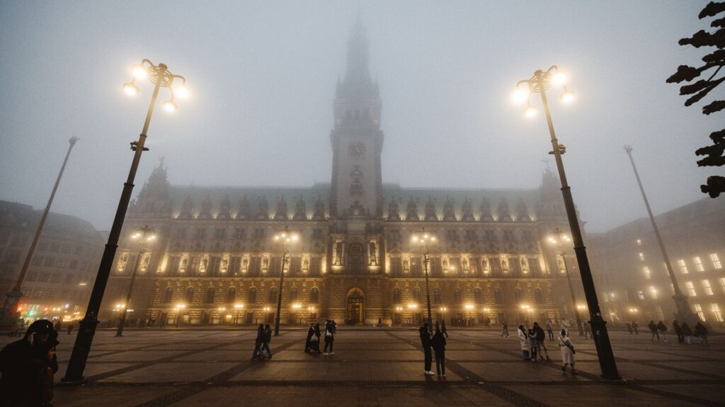 Hamburg zu Fuß entdecken: Die 7 wichtigsten Denkmäler auf einer Rundwanderung durch die Innenstadt